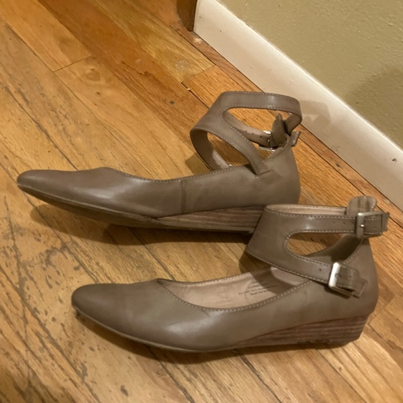 Restricted Grey Almond Toe Low Wedge Wide Ankle Strap Side Buckle sz 7.5 Demure - Picture 3 of 9